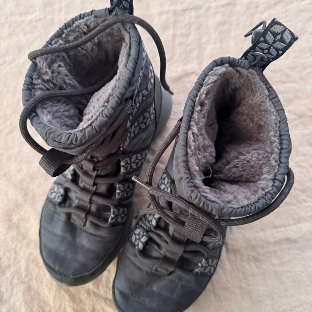 Nike Roshe Run Hi SneakerBoot 6 Grey Quilted Faux Fur Winter Boots 615968-200